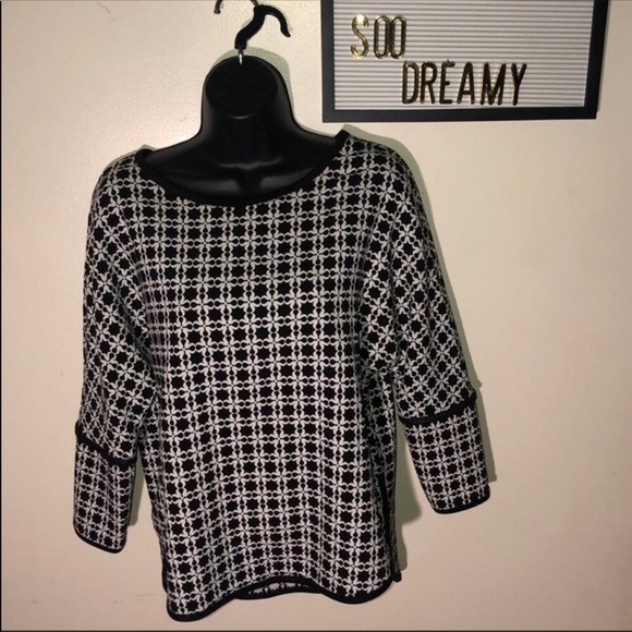 Max Studio Tops - (M) MAX STUDIO Black & White Medallion Print Top